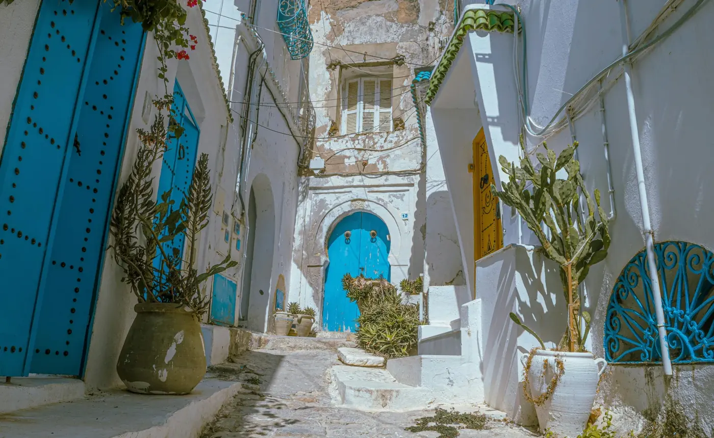 A whitewashed courtyard with a turquoise door in Sidi Bou Said